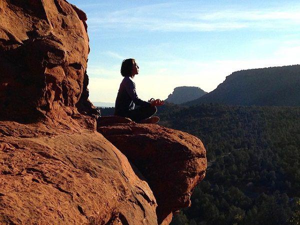 断崖絶壁で瞑想する女性