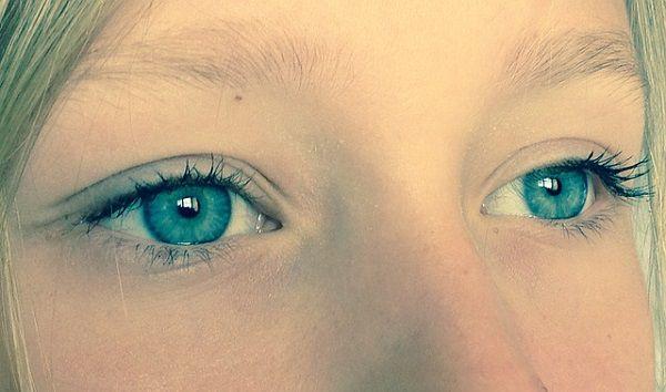 優しく青い瞳