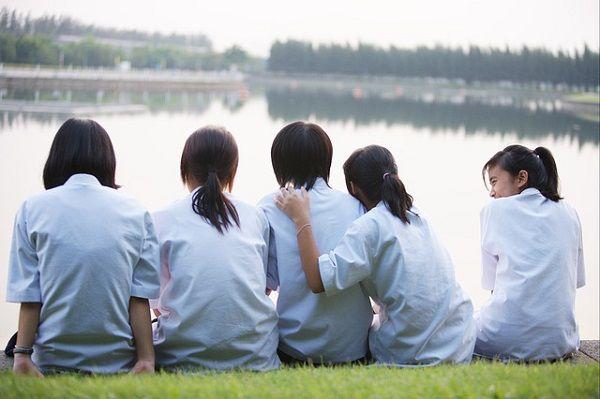 川原の女子学生たち