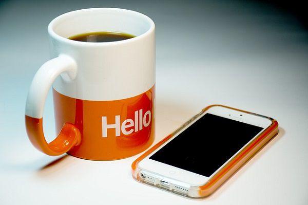 iPhoneとマグカップ