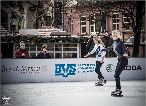 アイススケートをする女性