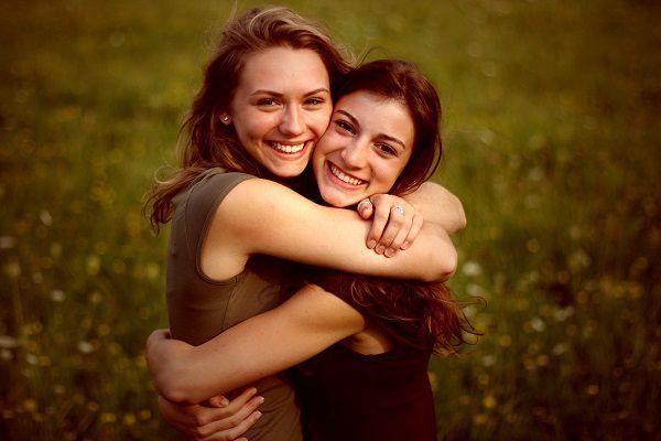 草原で抱き合う女性たち
