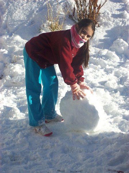 雪だるまを作る少女