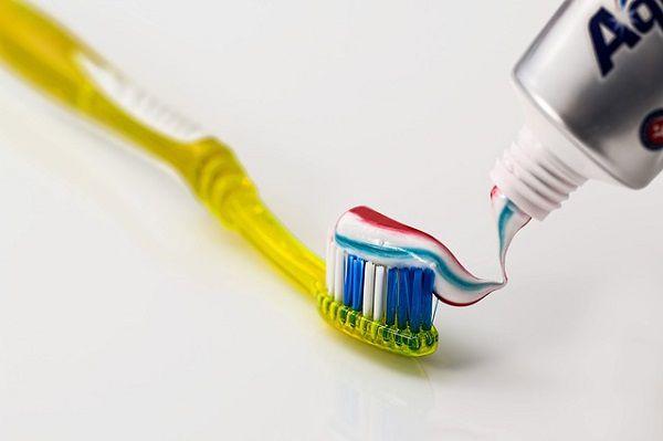 歯磨き粉をつけた歯ブラシ